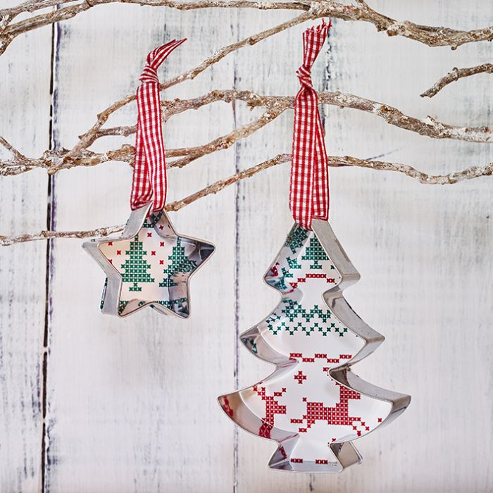 Tagliabiscotti Abete, in acciaio inox cm 6, lavabile in lavastoviglie. L'albero di Natale decorato in modo diverso. Hai mai decorato il tuo albero di Natale coni tagliabiscotti? No? È giunto il momento! Attacca un nastro decorativo al tagliabiscotti e appendi le forme all'albero. In negozio e online su tuttochic.it