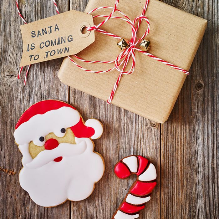 Tagliabiscotti Faccia di Babbo Natale, con goffratura interna, in acciaio inox 10,5 cm, lavabile in lavastoviglie. I nostri tagliabiscotti non sono ideali solo per cuocere i biscotti. Possono essere utilizzati anche per pane, burro, formaggio, salsiccia, frutta e verdura. In negozio e online su tuttochic.it
