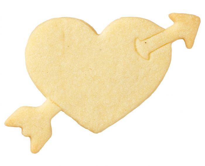 Tagliabiscotti Cuore con Freccia, con goffratura interna, in acciaio inox 8 cm, lavabile in lavastoviglie. I nostri tagliabiscotti possono essere utilizzati anche per pane, burro, formaggio, salsiccia, frutta... In questo modo puoi potenziare ogni buffet e ogni pausa pranzo. In negozio e online su tuttochic.it