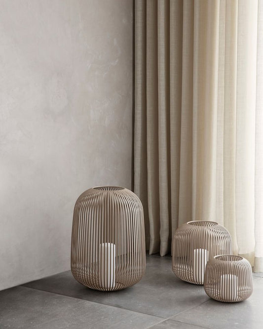 La lanterna LITO non solo emette un bellissimo effetto luminoso, ma crea anche un'atmosfera calda e accogliente. Nel frattempo, le sottili aste in acciaio nel tenue tono grigio "Mourning Dove" trasmettono un elegante senso di leggerezza. Uso interno. Dimensioni: cm ø 27,7 x 27,2 h. In negozio e online su tuttochic.it