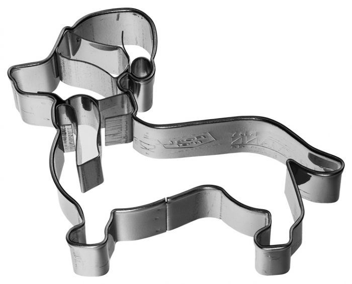 Tagliabiscotti Bassotto di Natale, con goffratura interna, in acciaio inox 7 cm, lavabile in lavastoviglie. Hai mai decorato il tuo albero di Natale con i tagliabiscotti? No? È giunto il momento! Attacca un nastro decorativo al tagliabiscotti e appendi le forme all'albero. In negozio e online su tuttochic.it