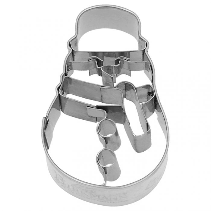 Tagliabiscotti Pupazzo di Neve, con goffratura interna, in acciaio inox 6,5 cm, lavabile in lavastoviglie. Hai mai decorato il tuo albero di Natale con i tagliabiscotti? No? È giunto il momento! Attacca un nastro decorativo al tagliabiscotti e appendi le forme all'albero. In negozio e online su tuttochic.it