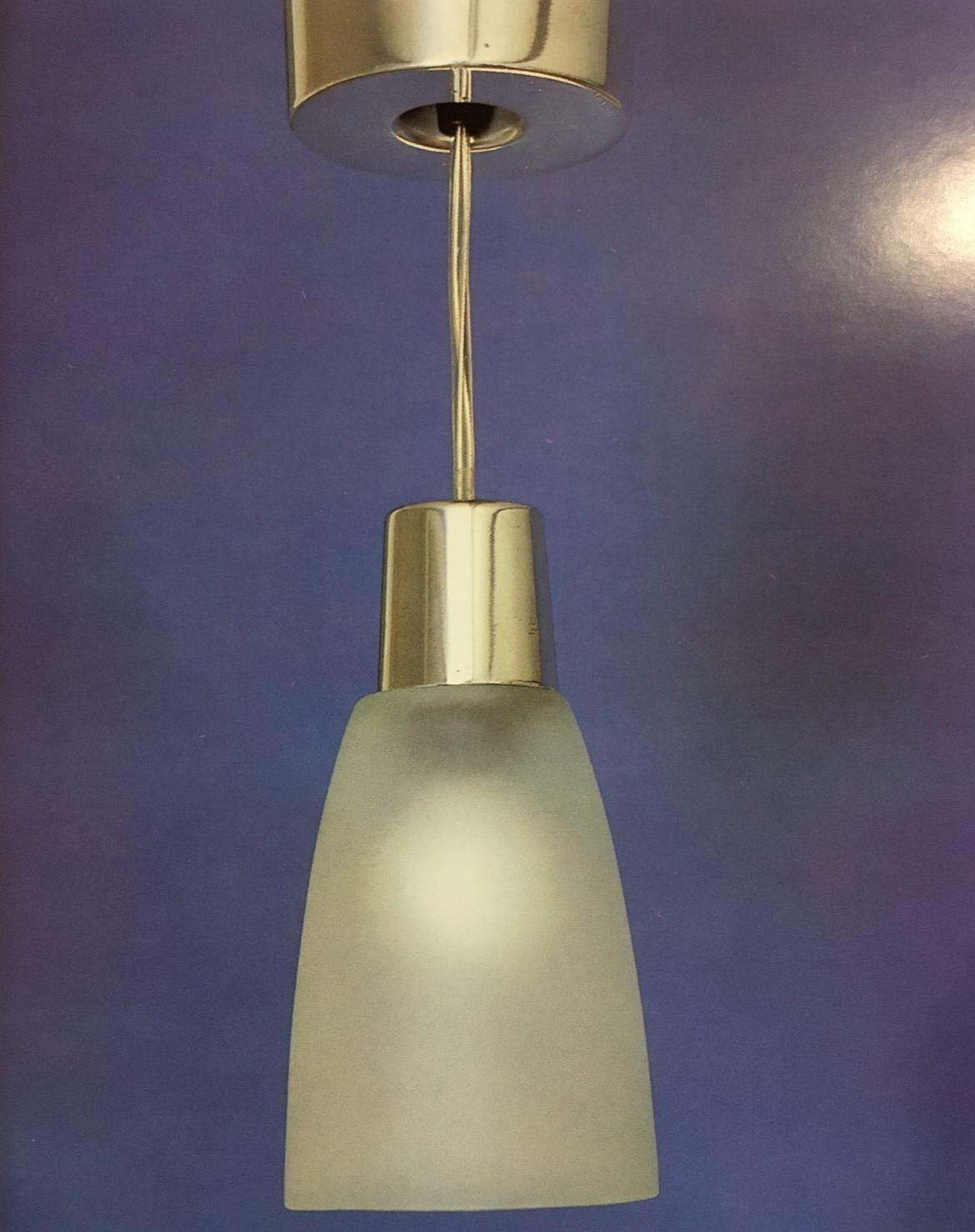 Sospensione con coppa coprifili e portalampada in fusione d'alluminio, coppa coprilampadina in vetro satinato. Prodotto artigianale, Officine Artista Visitatore. Dimensioni: diametro cm 10 x 18, filo150 cm