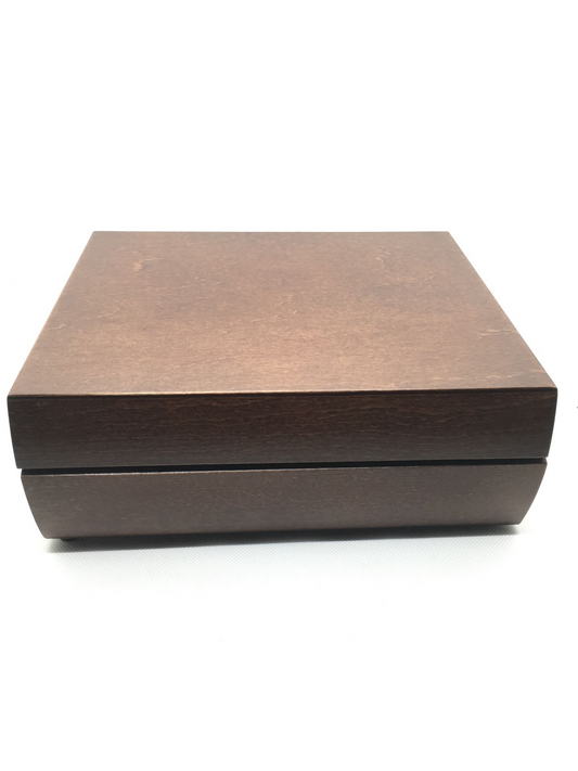 Telefono decorativo in scatola realizzato in legno e particolari in ottone brunito. Fatto in Italia da Sitel. Telefono omologato dall'Istituto Superiore Poste e Telegrafi - TLC Dimensioni: (chiuso) cm 24 x 20 x 9 h. In negozio e online su tuttochic.it