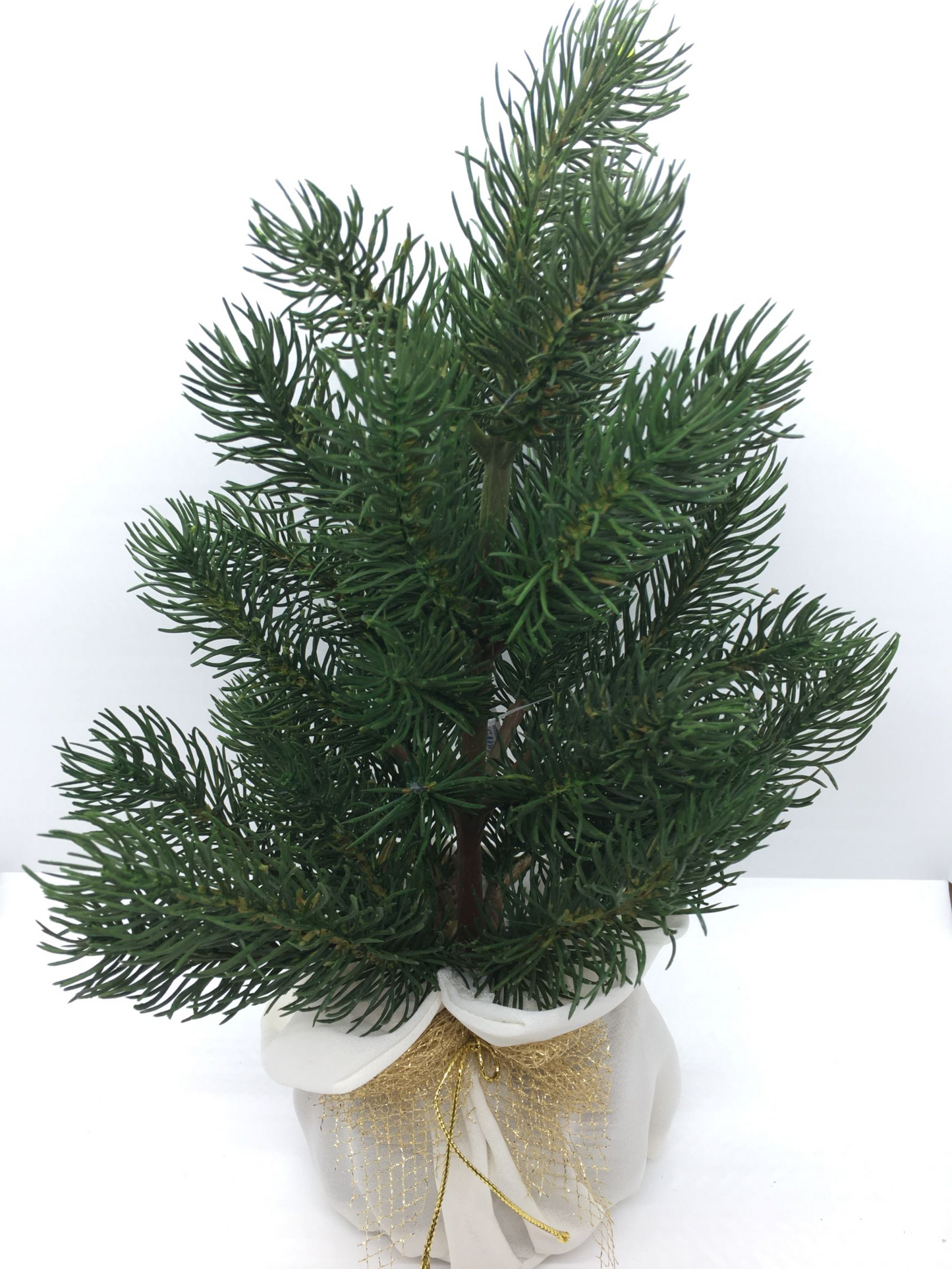 Pino artificiale in sacchetto di organza. Dimensioni: altezza cm 35.