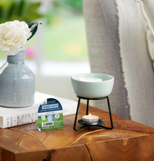 Collocate la tart di cera in un bruciatore per tart e accendete una Tea Light non profumata sotto. Man mano che la cera si scioglie, inizia a esalare il profumo. Clean Cotton, una fragranza che evoca il profumo del cotone asciugato al sole, ispirata a note verdi, fiori bianchi, con un tocco di limone. tuttochic.it