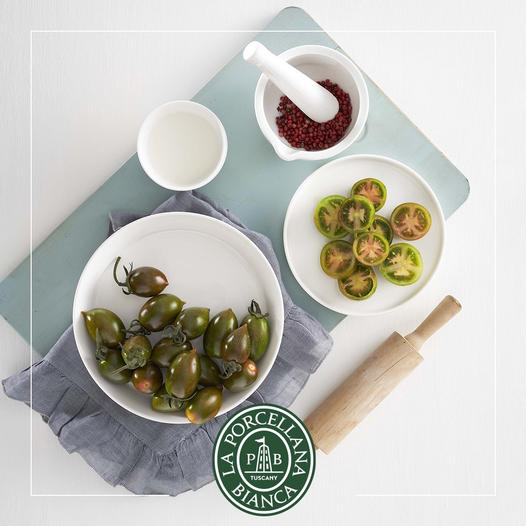 Piatto tondo in porcellana bianca con bordo rialzato. Linea Gourmet Quando il design incontra il food, la linearità diventa la massima espressione dell’eleganza in tavola. Dimensioni singolo piatto: cm Ø 32 x h1,9 Utilizzabile in forno a microonde Lavabile in lavastoviglie. In negozio e online su tuttochic.it