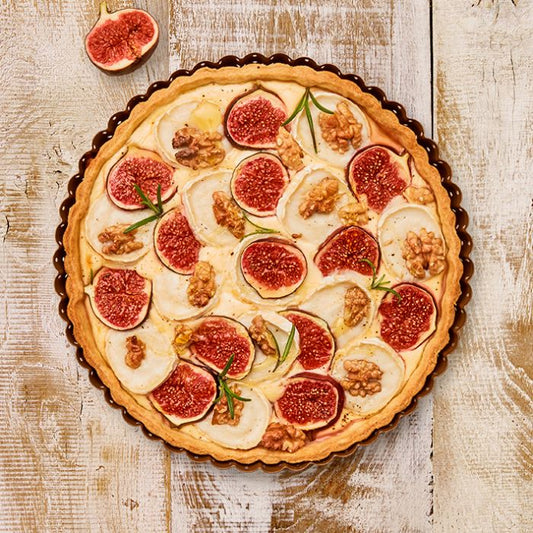 Teglia tonda per Quiche e Crostata cm 30 in acciaio al carbonio forato per una migliore circolazione dell'aria con rivestimento antiaderente facile da pulire Ø 30 cm Altezza 3 cm Che siano salate o dolci, torte salate e crostate vengono particolarmente bene con questi stampi forati. In negozio e online su tuttochic.it