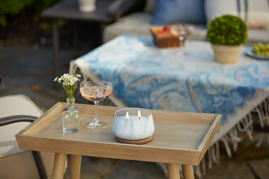 Candela creata appositamente per gli ambienti esterni. Outdoor Collection di Yankee Candle aiuta a creare un ambiente all'aria aperta piacevole che sembra parte della casa. fragranza Linden Tree Blossom Una combinazione di note che trasportano profumi ispirati alla rigogliosa ninfea. In negozio e online su tuttochic.it