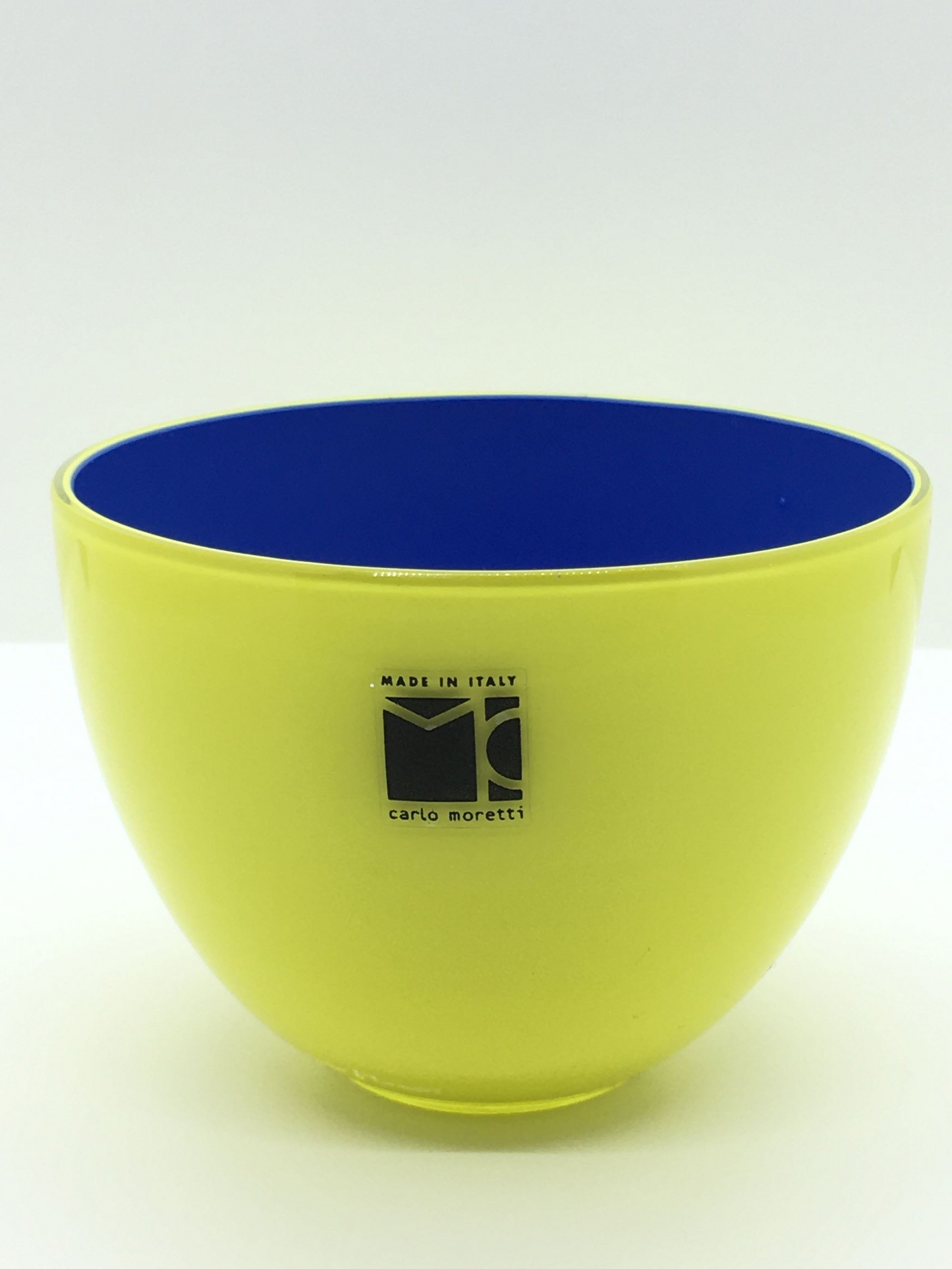 Coppetta in pasta vitrea di Murano bicolore, soffiati a bocca e rifiniti a mano. EDIZIONE LIMITATA Dimensioni: diametro 97 mm, altezza 68 mm.