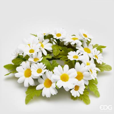 Corona girocandela decorata con fiorellini di Margherite, diametro cm 22. Ideale per candele a forma di moccolo o sfera da 8 cm di diametro. In negozio e online su tuttochic.it