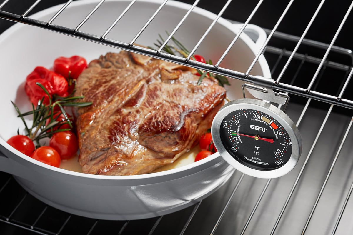 Termometro da forno per la cottura. Dettagli: per bassa cottura, cottura al forno e arrosto indica l'area ottimale mediante codifica a colori Campo di misura 50-300 ° C, da appendere e in piedi L 7,3 cm, P 1,9 cm, H 9,2 cm acciaio inox di alta qualità lavabile in lavastoviglie. In negozio e online su tuttochic.it