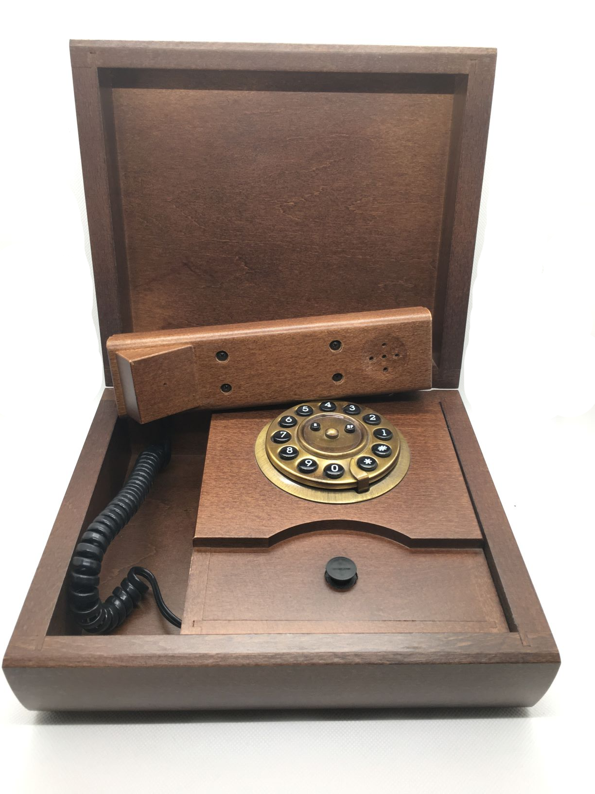 Telefono decorativo in scatola realizzato in legno e particolari in ottone brunito. Fatto in Italia da Sitel. Telefono omologato dall'Istituto Superiore Poste e Telegrafi - TLC Dimensioni: (chiuso) cm 24 x 20 x 9 h. In negozio e online su tuttochic.it