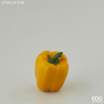 Peperone artificiale decorativo di colore giallo, ideale per creare decorazioni varie. Dimensioni: cm 6 x 10 h