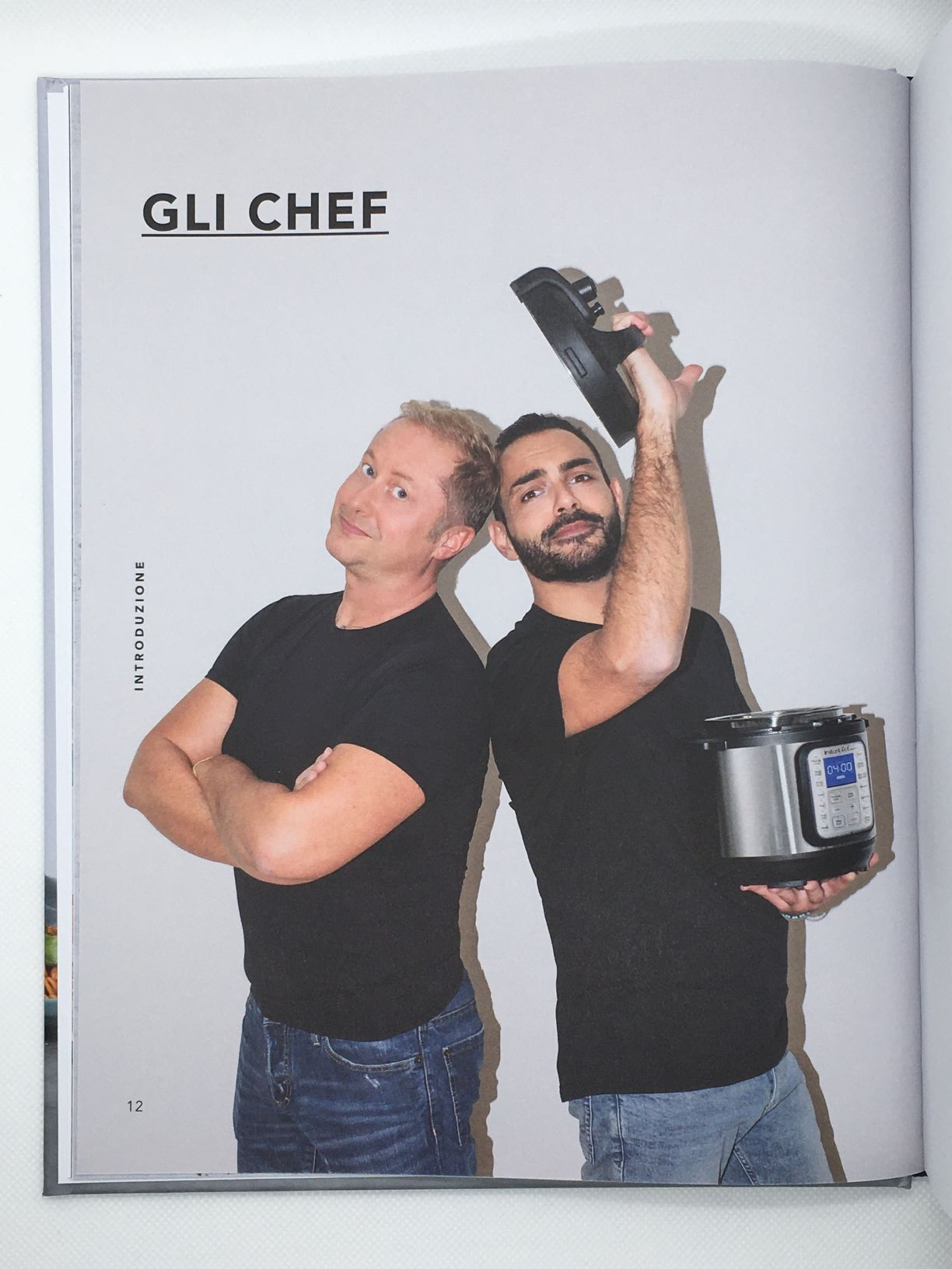 Ricettario Instant Pot con 22 ricette italiane degli chef Daniele Persegani e Antonio Paolino. Un ricettario completo e peculiare, con pietanze famigliari ma anche diverse dal solito, accompagnate da tutte le informazioni utili per procedere a mente sicura e ottenere sempre risultati spettacolari con Instant Pot.