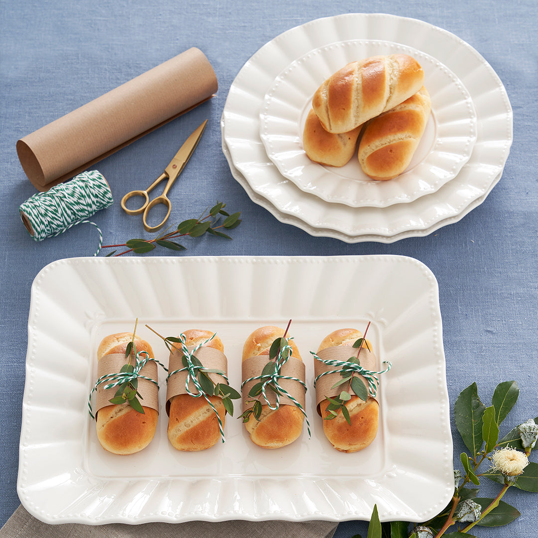 Vassoio rettangolare da portata in porcellana bianca lavorata cm. 27 x 19.Utilizzabile in forno tradizionale, microonde e lavastoviglie. Lavabile in lavastoviglie Utilizzabile in microonde. In negozio e online su tuttochic.it