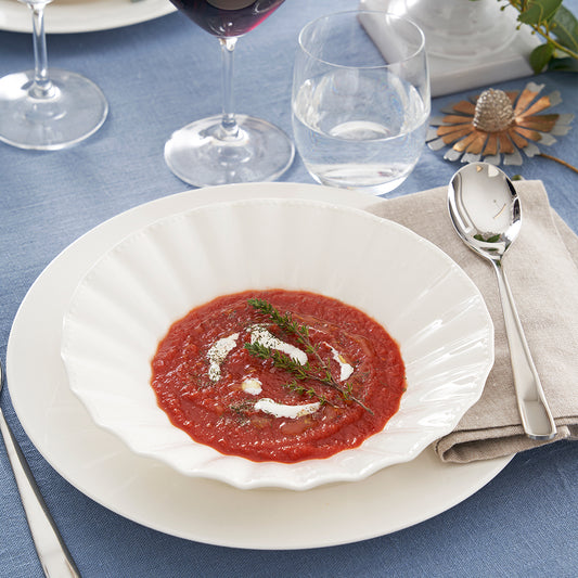 Confezione di 6 piatti piani in porcellana lavorata di colore bianco. Linea Ducale disegnata con forme eleganti e semplici capaci di impreziosire ogni occasione. Dimensioni singolo piatto: diametro cm 26,5.In negozio e online su tuttochic.it