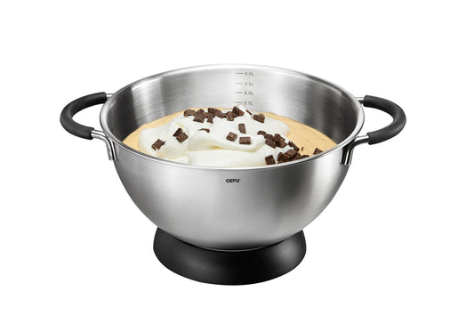 La ciotola per mescolare e montare MESCO in acciaio inox di alta qualità poggia saldamente sulla base di plastica nera quando si impasta o si monta una crema. La ciotola da 4 litri, lavabile in lavastoviglie è l'ideale anche per mescolare la lattuga, per fondere il cioccolato. In negozio e online su tuttochic.it