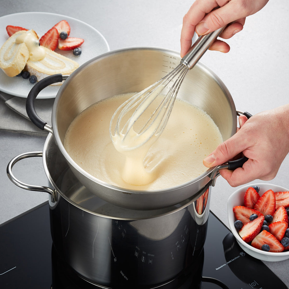 La ciotola per mescolare e montare MESCO in acciaio inox di alta qualità poggia saldamente sulla base di plastica nera quando si impasta o si monta una crema. La ciotola da 4 litri, lavabile in lavastoviglie è l'ideale anche per mescolare la lattuga, per fondere il cioccolato. In negozio e online su tuttochic.it