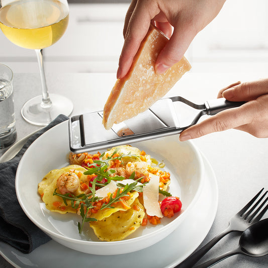 Usa questa piccola affettatrice gourmet per affettare finemente tartufi, parmigiano, funghi champignon, cioccolato ecc. direttamente sul cibo secondo il tuo gusto personale. ideale per l'uso a tavola, lama affilata. Dimensioni: L 28,2 cm, L 7,0 cm, H 1,9 cm lavabile in lavastoviglie. In negozio e online su tuttochic.it