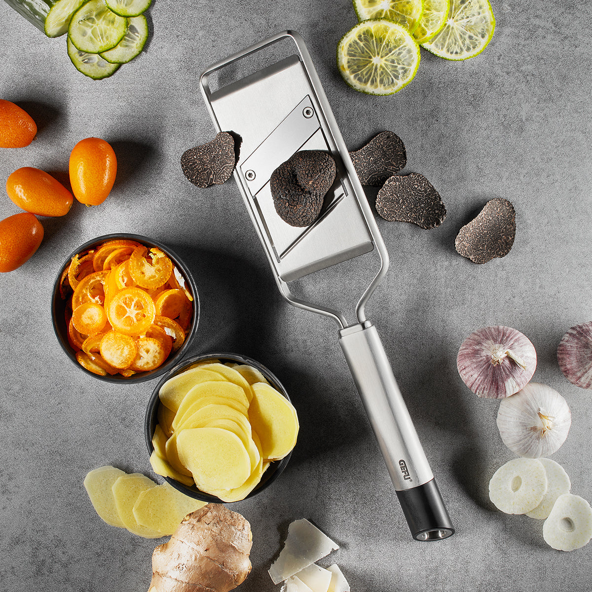 Usa questa piccola affettatrice gourmet per affettare finemente tartufi, parmigiano, funghi champignon, cioccolato ecc. direttamente sul cibo secondo il tuo gusto personale. ideale per l'uso a tavola, lama affilata. Dimensioni: L 28,2 cm, L 7,0 cm, H 1,9 cm lavabile in lavastoviglie. In negozio e online su tuttochic.it