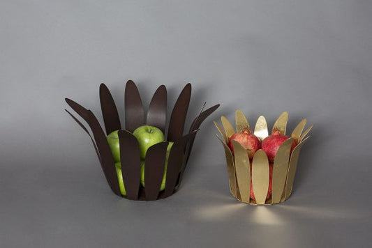 Centro Tavola in metallo composto da due pezzi decorato con Foglia Oro Dimensione: Diam. 39x26H Arti & Mestieri