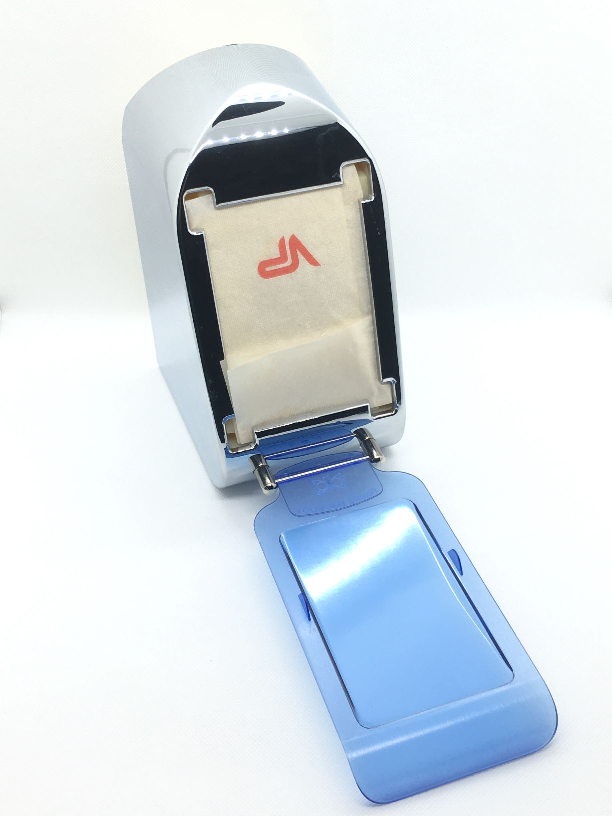 Portatovaglioli bar da banco in plastica cromata effetto metallo di bell'aspetto. Dotato di un coperchio semi-trasparente che copre i tovaglioli quando non utilizzati. Dimensioni: cm 10 x 15 x 20 h