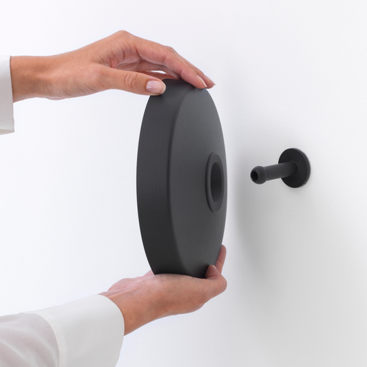 Specchio da Bagno regolabile Brabantia MindSet. Ingrandisce di 5 volte e può essere messo in qualsiasi posizione. Facile da appendere non adatto al montaggio sotto la doccia. Colore grigio scuro Peso 0.6 kg Dimensioni Altezza: 20,4 cm Lunghezza: 7,8 cm Larghezza : 20,4 cm. In negozio e online su tuttochic.it