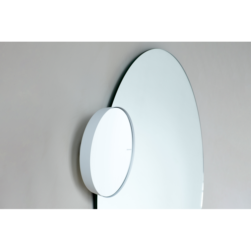 Specchio da Bagno regolabile Brabantia MindSet. Ingrandisce di 5 volte e può essere messo in qualsiasi posizione. Facile da appendere non adatto al montaggio sotto la doccia. Colore bianco Peso 0.6 kg Dimensioni Altezza: 20,4 cm Lunghezza: 7,8 cm Larghezza : 20,4 cm. In negozio e online su tuttochic.it