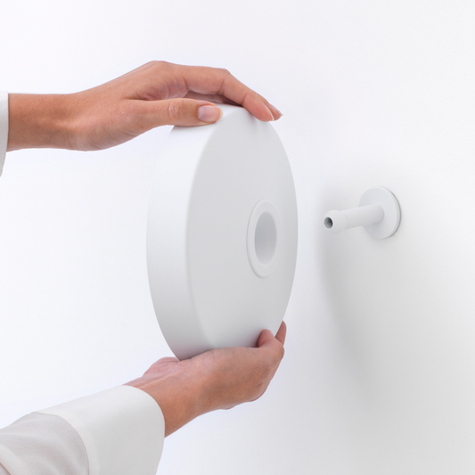 Specchio da Bagno regolabile Brabantia MindSet. Ingrandisce di 5 volte e può essere messo in qualsiasi posizione. Facile da appendere non adatto al montaggio sotto la doccia. Colore bianco Peso 0.6 kg Dimensioni Altezza: 20,4 cm Lunghezza: 7,8 cm Larghezza : 20,4 cm. In negozio e online su tuttochic.it