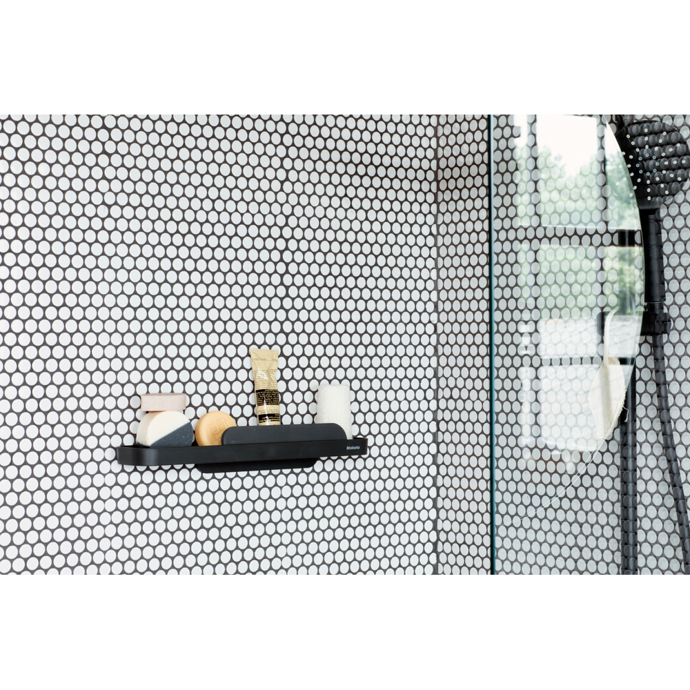 Mensola portaoggetti per doccia con tergivetro MindSet grigio scuro di Brabantia. Il portaoggetti può contenere shampoo, gel ecc.. Il tergivetro è fatto per pulire senza sforzo la porta della doccia e le piastrelle. Peso0.4 kg Altezza: 7,3 cm Lunghezza: 9 cm Larghezza : 42,1 cm. In negozio e online su tuttochic.it