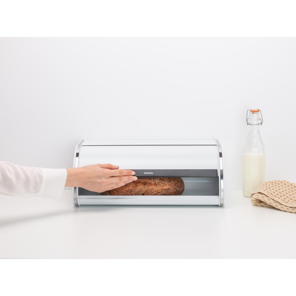 Portapane in metallo bianco con apertura scorrevole presenta un piano superiore piatto dove puoi collocare barattoli, contenitori, ecc. Apertura facilitata grazie all'ampia maniglia. Dimensioni: Altezza: 17,3 cm Lunghezza: 26,2 cm Larghezza 44,5 cm Capacità: 16 litri Peso: 1,5 Kg. In negozio e online su tuttochic.it