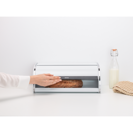 Portapane in metallo bianco con apertura scorrevole presenta un piano superiore piatto dove puoi collocare barattoli, contenitori, ecc. Apertura facilitata grazie all'ampia maniglia. Dimensioni: Altezza: 17,3 cm Lunghezza: 26,2 cm Larghezza 44,5 cm Capacità: 16 litri Peso: 1,5 Kg. In negozio e online su tuttochic.it