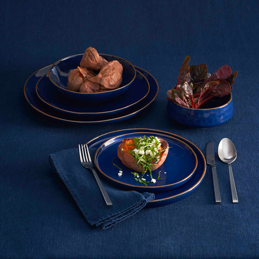 Insalatiera in porcellana di colore blu cobalto. Colori e forme moderne si mescolano con armonia ed elementi della tradizione. Dimensioni: cm Ø 20 x 7 h. Materiali: Stoneware Lavabile in lavastoviglie Utilizzabile in microonde Non Utilizzabile in forno tradizionale. In negozio e online su tuttochic.it