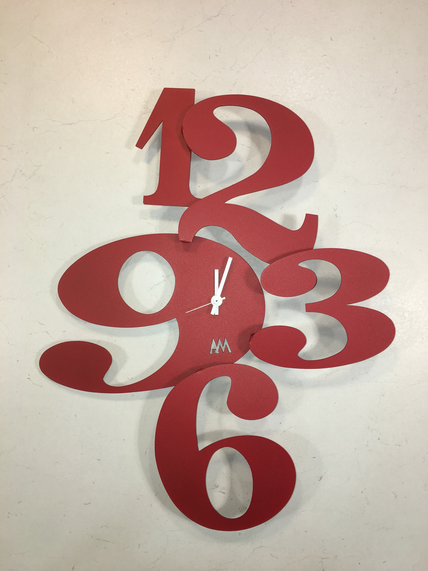 Orologio da parete simpatico e divertente, in metallo di colore rosso , facile da collocare in ogni ambiente. Dimensioni: 40 x 49h. In negozio e online su tuttochic.it