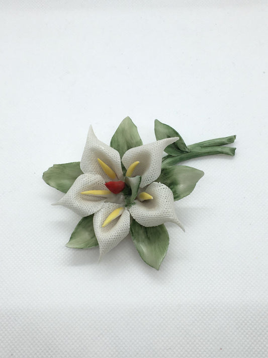 Tralcio con calla in ceramica di Capodimonte, fatto e decorato a mano. Firmato da Marta Marzotto, made in Italy. Dimensioni: cm 10 x 7,5 x 4 h