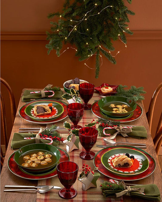 Set di 6 ciotole in porcellana decorata Dimensioni: singola ciotola diametro cm 15 x 6,5 h. Cozy Cottage Rendere l’ordinario straordinario: la tavola con lo stile allegro e i colori di Cozy Cottage diventa una festa. Lavabile in lavastoviglie. Utilizzabile in forno a microonde. In negozio e online su tuttochic.it