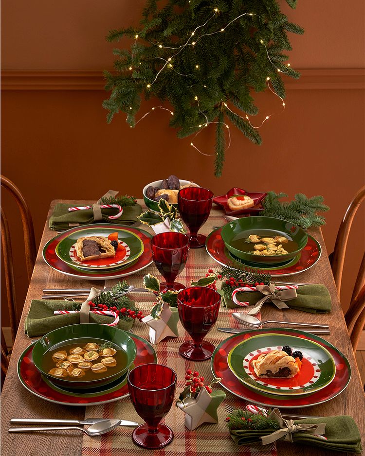 Set di 6 piatti frutta in porcellana decorata. Dimensioni: ø cm 21. Cozy Cottage Rendere l’ordinario straordinario: la tavola con lo stile allegro e i colori di Cozy Cottage diventa una festa. Lavabile in lavastoviglie Utilizzabile in forno a microonde. In negozio e online su tuttochic.it