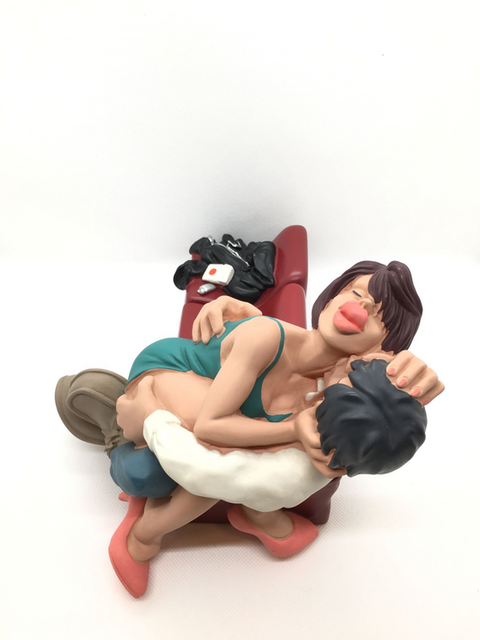 Statuina in resina decorata a mano della linea "Ballerini in Discoteca" di Antartidee, composta da 3 pezzi unibili. Made in Italy Dimensioni: cm 26 x 18 x 14 h Scopri tutti i prodotti della linea discoteca