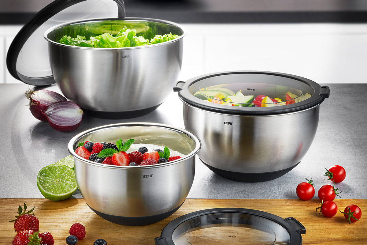 Ciotola in acciaio inox per preparare, servire e conservare con coperchio a tenuta d'aria. Dettagli: Volume di riempimento: 2,5, supporto antiscivolo grazie alla base in silicone dimensioni Ø 23,0 cm, H 13,2 cm acciaio inossidabile /plastica di alta qualità lavabile in lavastoviglie. In negozio e online su tuttochic.it