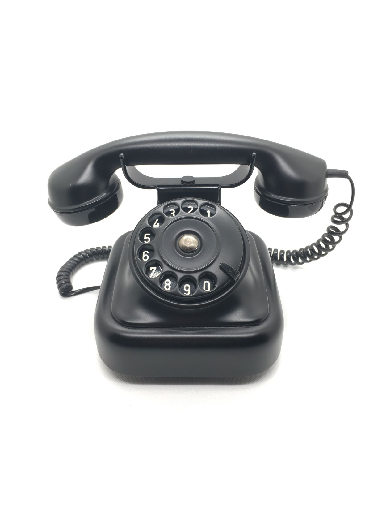 Telefono decorativo realizzato in resina pesante laccata colore nero opaco. Fatto in Italia da Sitel. Caratteriste tecniche: Cordone modulare Suoneria bitonale regolabile Completo di spina tripolare Tastiera a disco combinatore Telefono omologato dall'Istituto Superiore Poste e Telegrafi - TLC cm 24 x 15 x 15 h