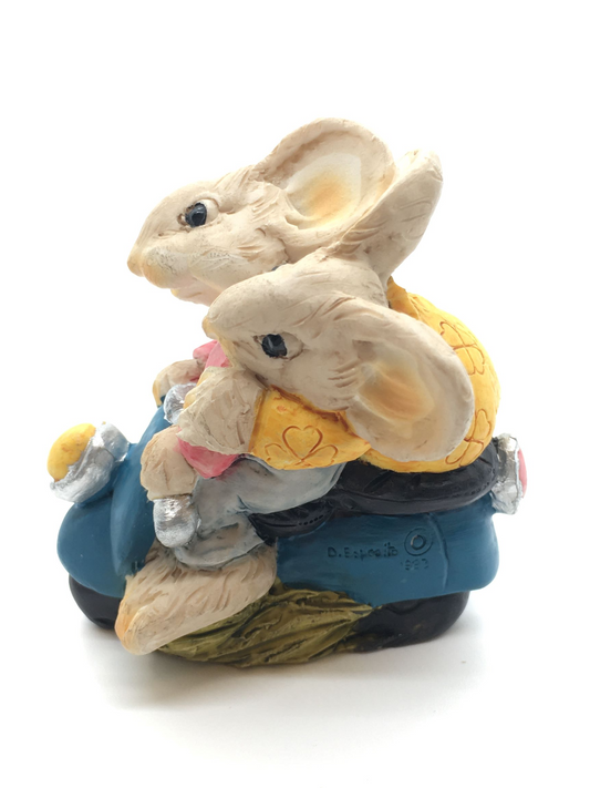 Statuina in resina decorata a mano della linea "Topini" di Artefice Ottanta. Made in Italy Dimensioni: cm 7 x 7 h