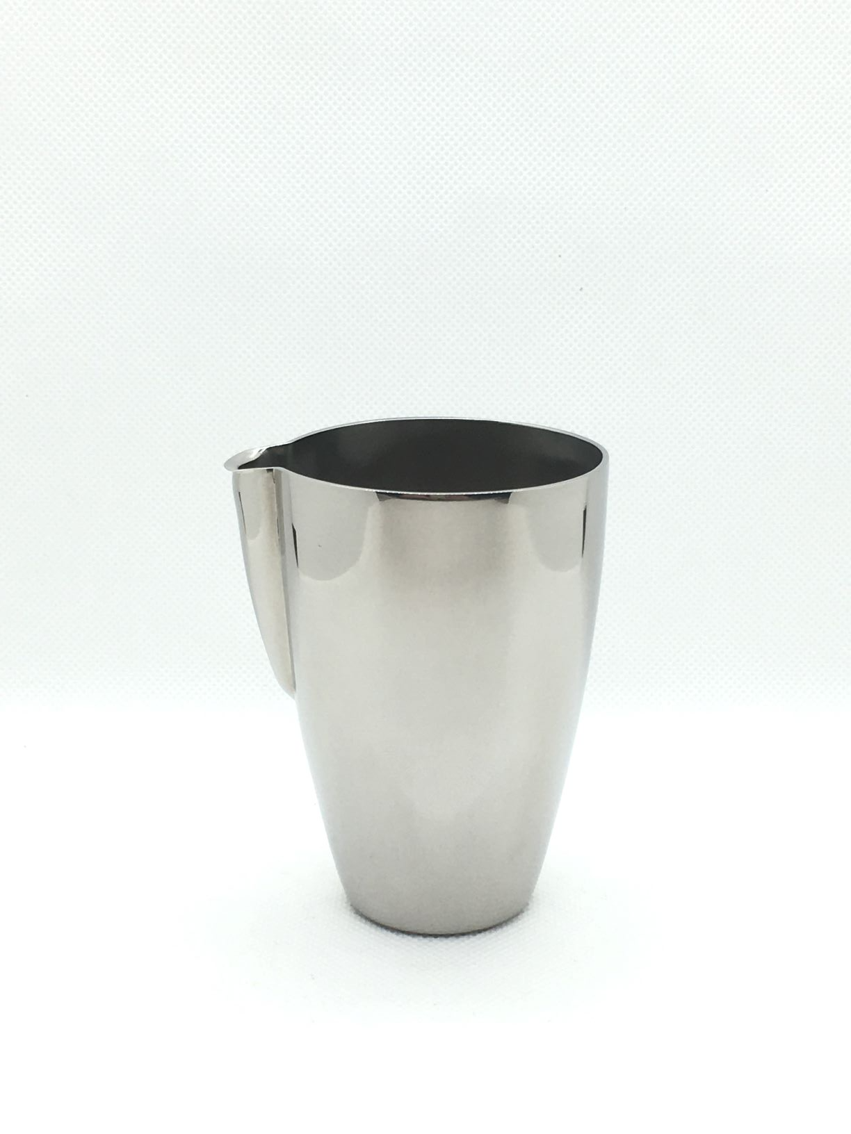 Lattiera / Cremiera in acciaio inox ad alto spessore. Piccola ed elegante si abbina facilmente. Dimensioni: cm 6,5 x 6 x 9,2 h. Capacità: 16 cl. In negozio e online su tuttochic.it