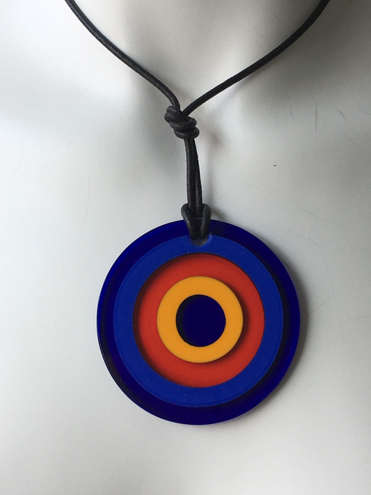 Pendente in cristallo di Murano rifinito a mano con motivi decorativi applicati a caldo: murrina ad anelli. Dotato di laccetto in cuoio. Dimensioni: diametro cm 6,5