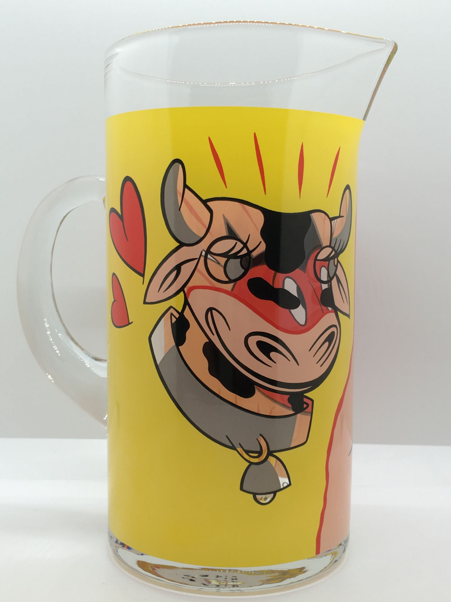 Caraffa in vetro progettata da Massimo Giacon con decoro "Cow Cow" di Ritzenhoff. Capacità: lt 1 Dimensioni massime: cm 17 x 20 h