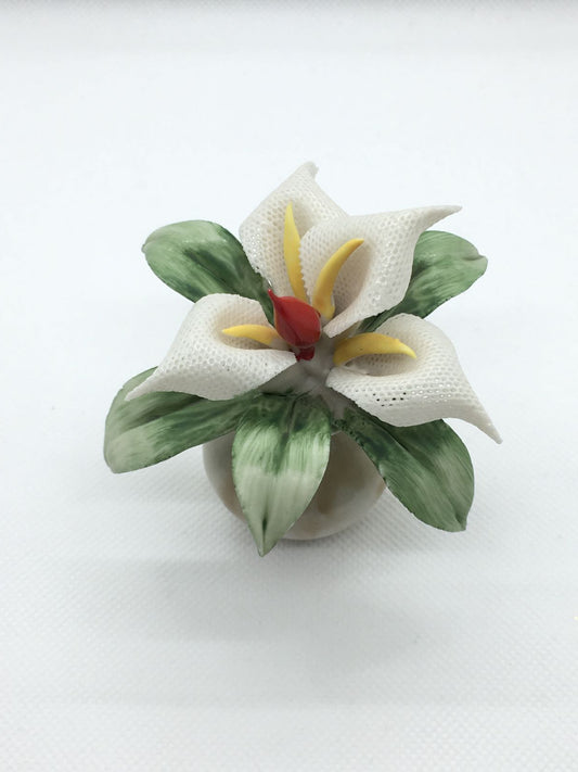 Vasetto con calle in ceramica di Capodimonte, fatto e decorato a mano. Firmato da Marta Marzotto, made in Italy. Dimensioni: cm 7 x 8 h