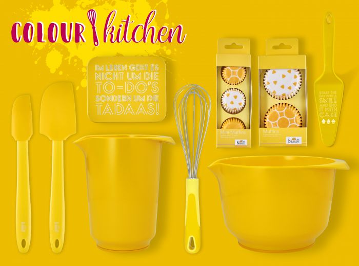 La frusta ha una testa in acciaio inossidabile di alta qualità e un manico in plastica colorata .È lunga 27 cm, larga 6,5 cm e brilla come pratico aiuto per cucinare e cuocere. In negozio e online su tuttochic.it