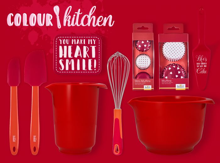 La frusta ha una testa in acciaio inossidabile di alta qualità e un manico in plastica colorata .È lunga 27 cm, larga 6,5 cm e brilla come pratico aiuto per cucinare e cuocere. In negozio e online su tuttochic.it