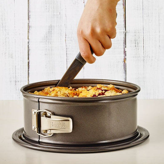 Spatola in plastica per distaccare le torte dalla teglia. Adatta anche per teglie con antiaderente. Per alimenti Dimensioni cm 24 x 3 cm. In negozio e online su tuttochic.it