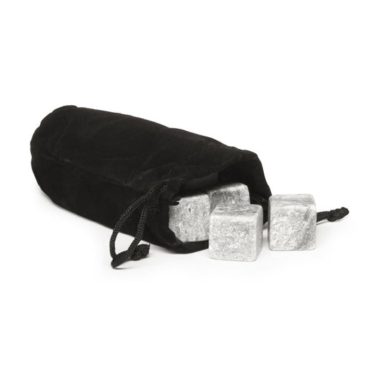 Set di 9 cubetti in granito refrigeranti. Basterà mettere i cubetti in un sacchetto e conservarli in freezer per almeno 4 ore. Aggiungete 2 o più cubetti al vostro bicchiere. Lasciateli riposare per qualche minuto e gustate il vostro drink! Dimensioni: cm 2x2x2. In negozio e online su tuttochic.it